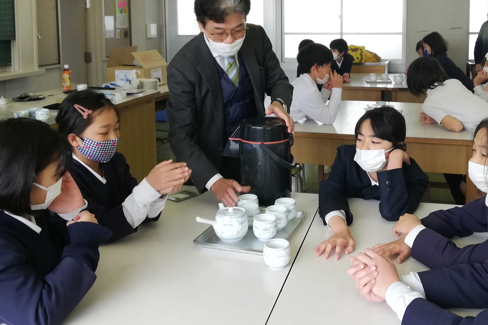 子どもたちがお茶を淹れる様子
