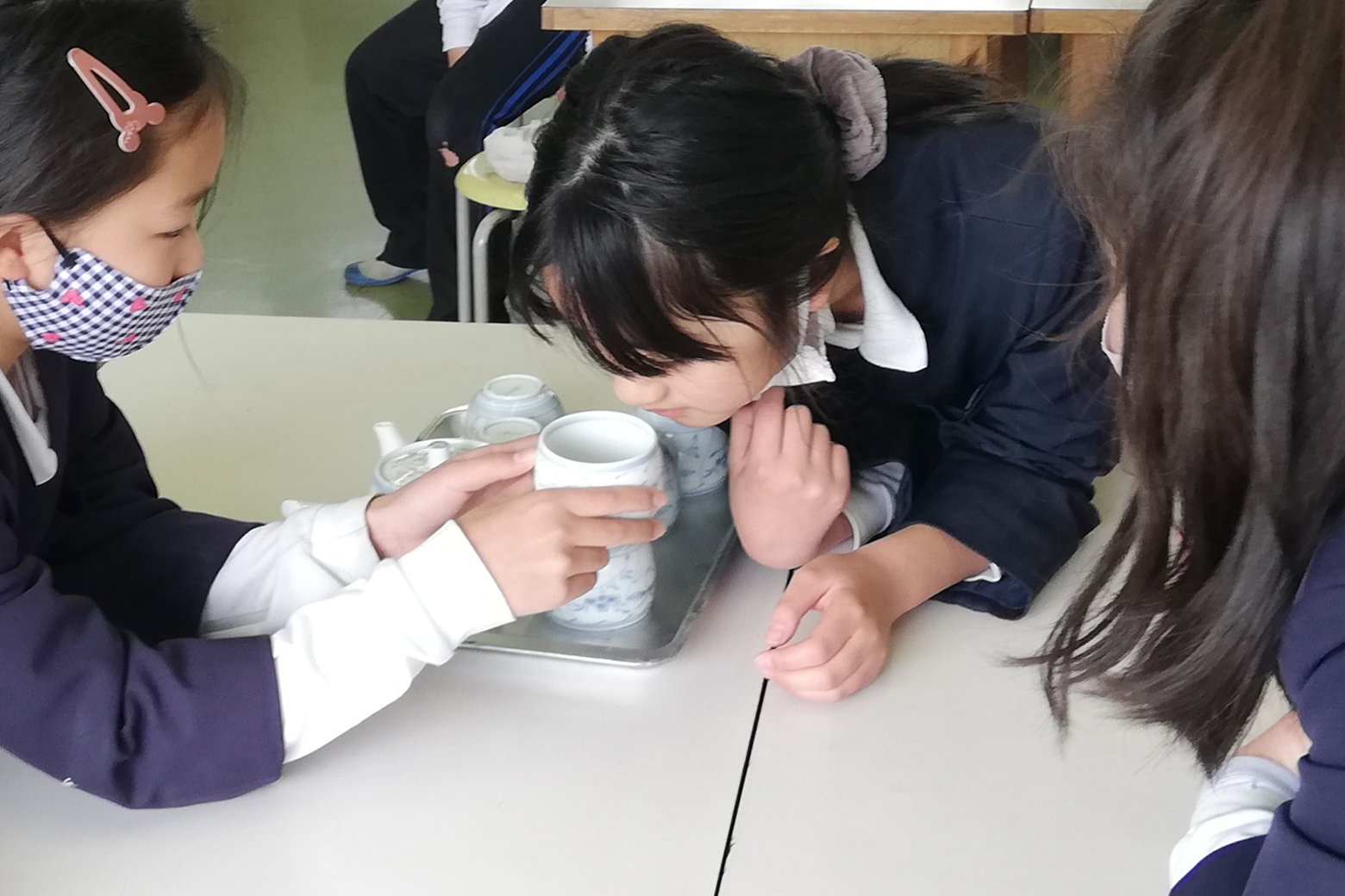 お茶の香りを楽しむ子どもたち