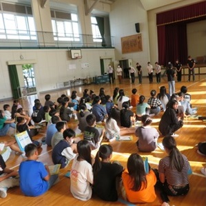 出前授業で抹茶体験する小学生