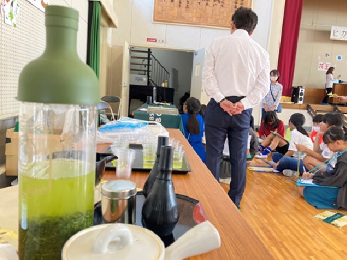 抹茶を点てる小学生