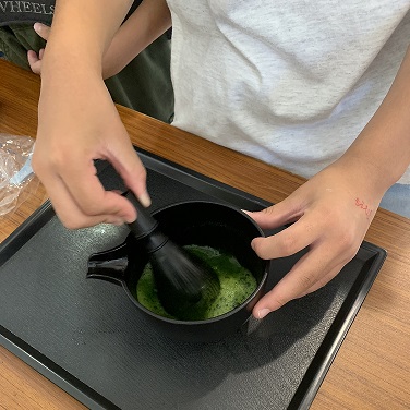茶の淹れ方を学ぶ小学生