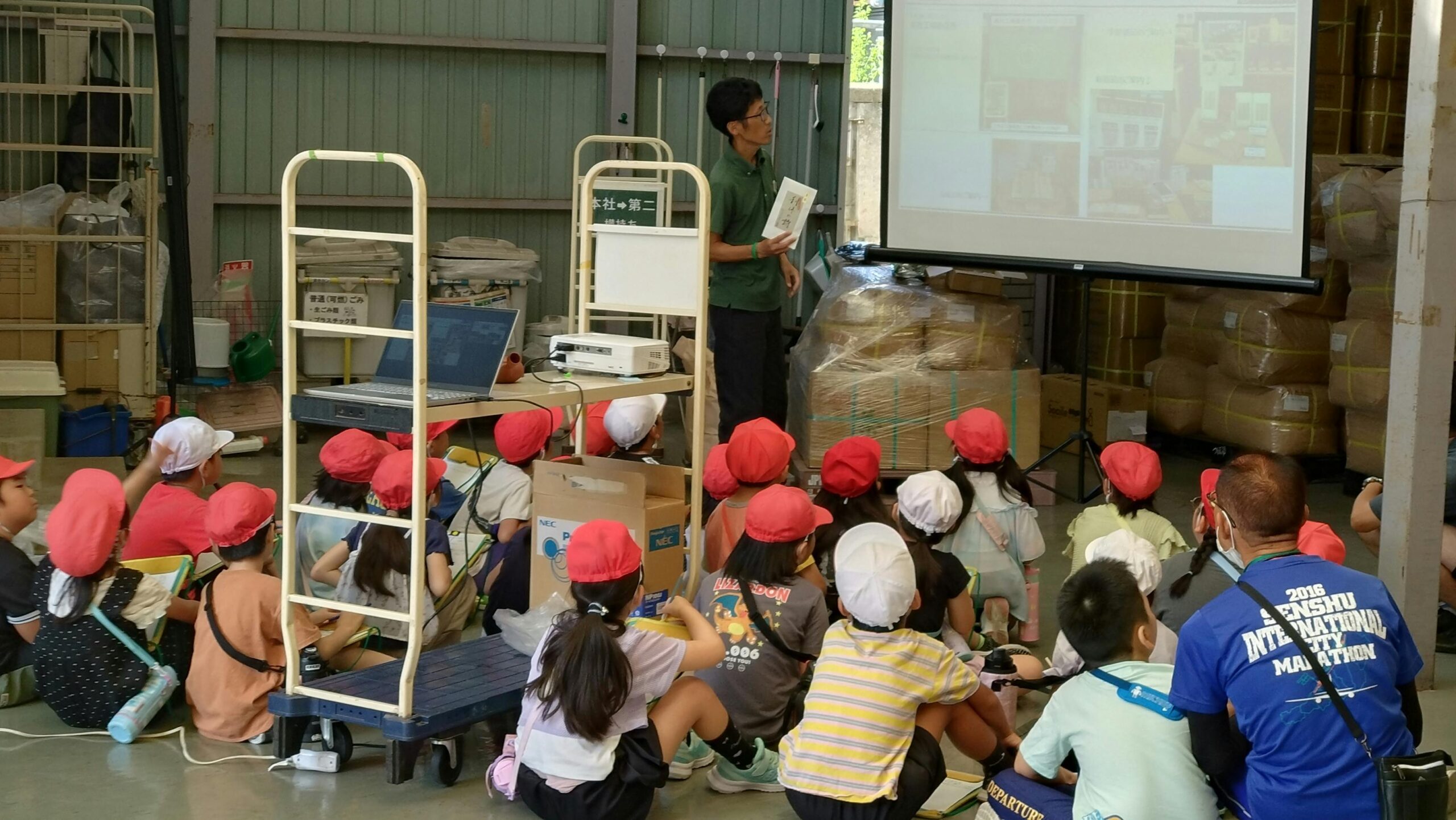 高石小学校の児童がつぼ市製茶本舗の本社を見学する様子