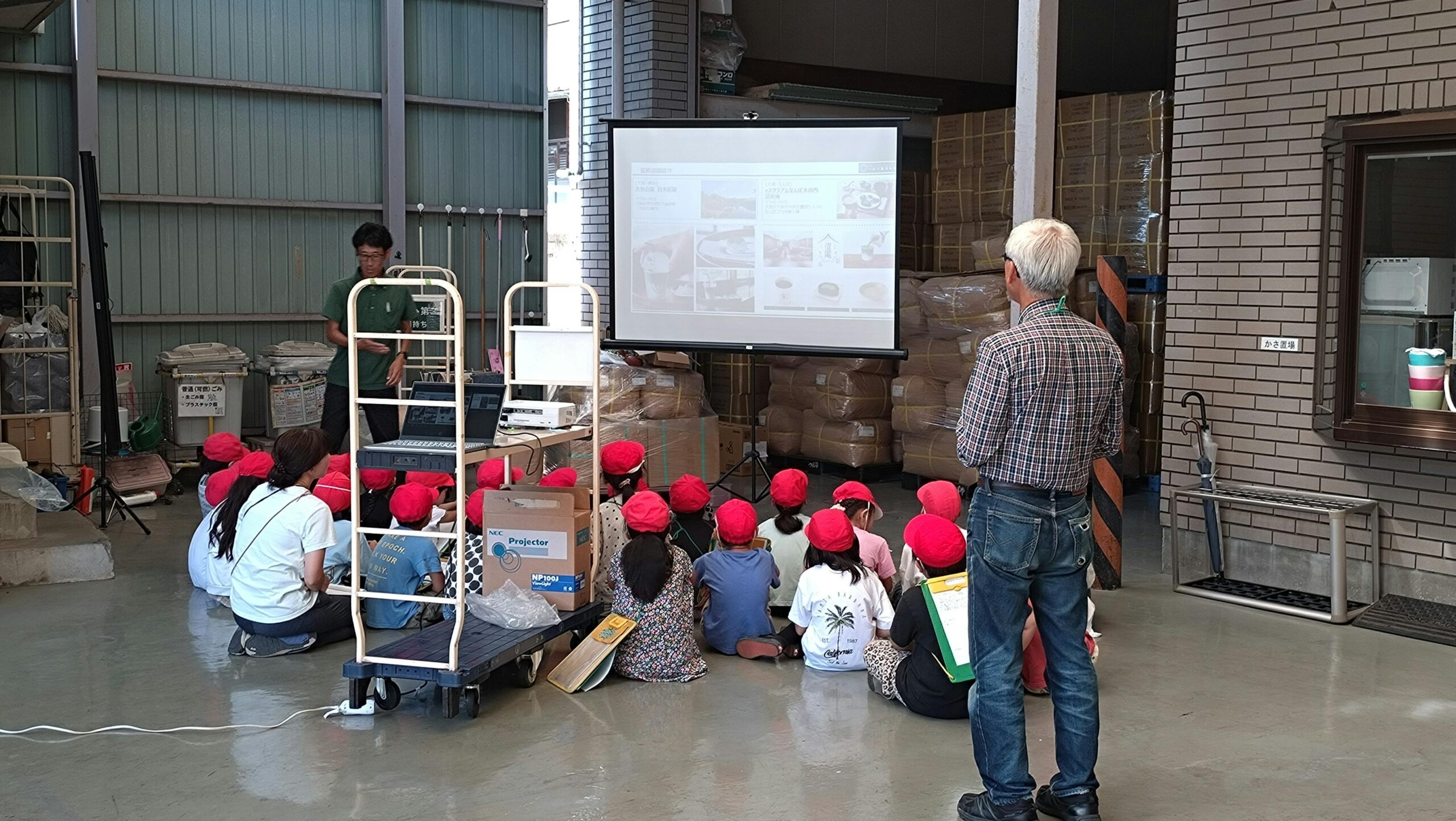 つぼ市製茶本舗で日本茶について学ぶ高石小学校の児童