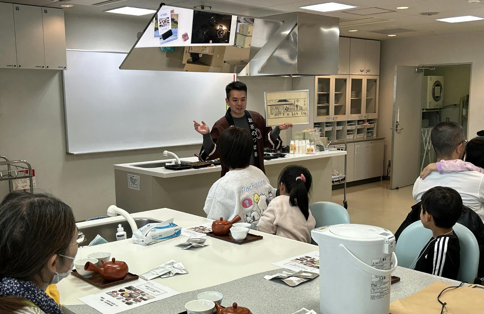 参加者が急須でお茶を淹れる楽しさを体験している様子